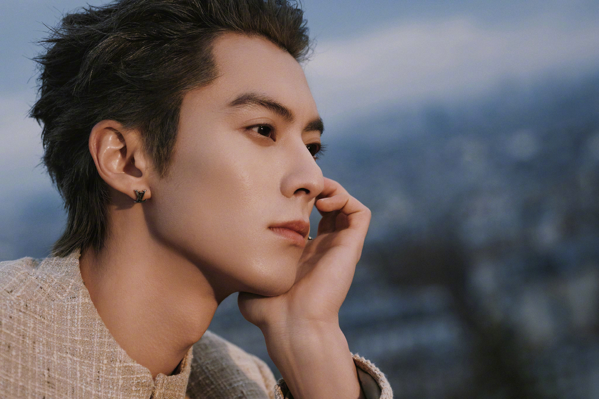 王鹤棣亮相LV大秀造型大片，身着26早秋系列男装出镜，简约率性搭配，冷峻有