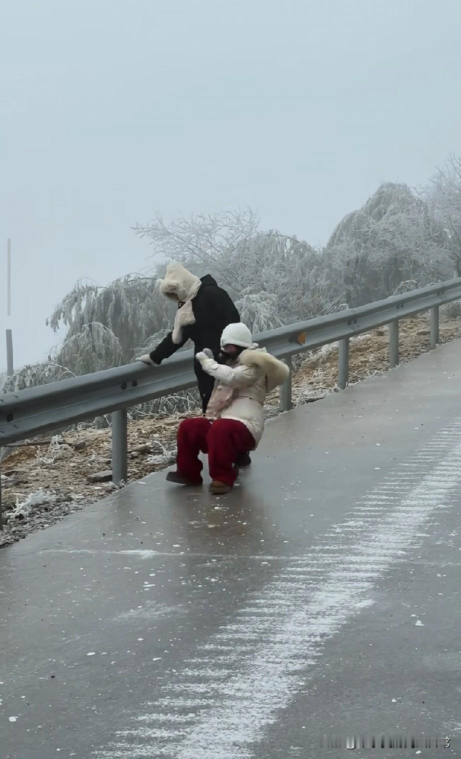 桂林摩天岭冰面上演“人仰马翻”，笑到打鸣！刚刷到桂林摩天岭这段视频，直接笑