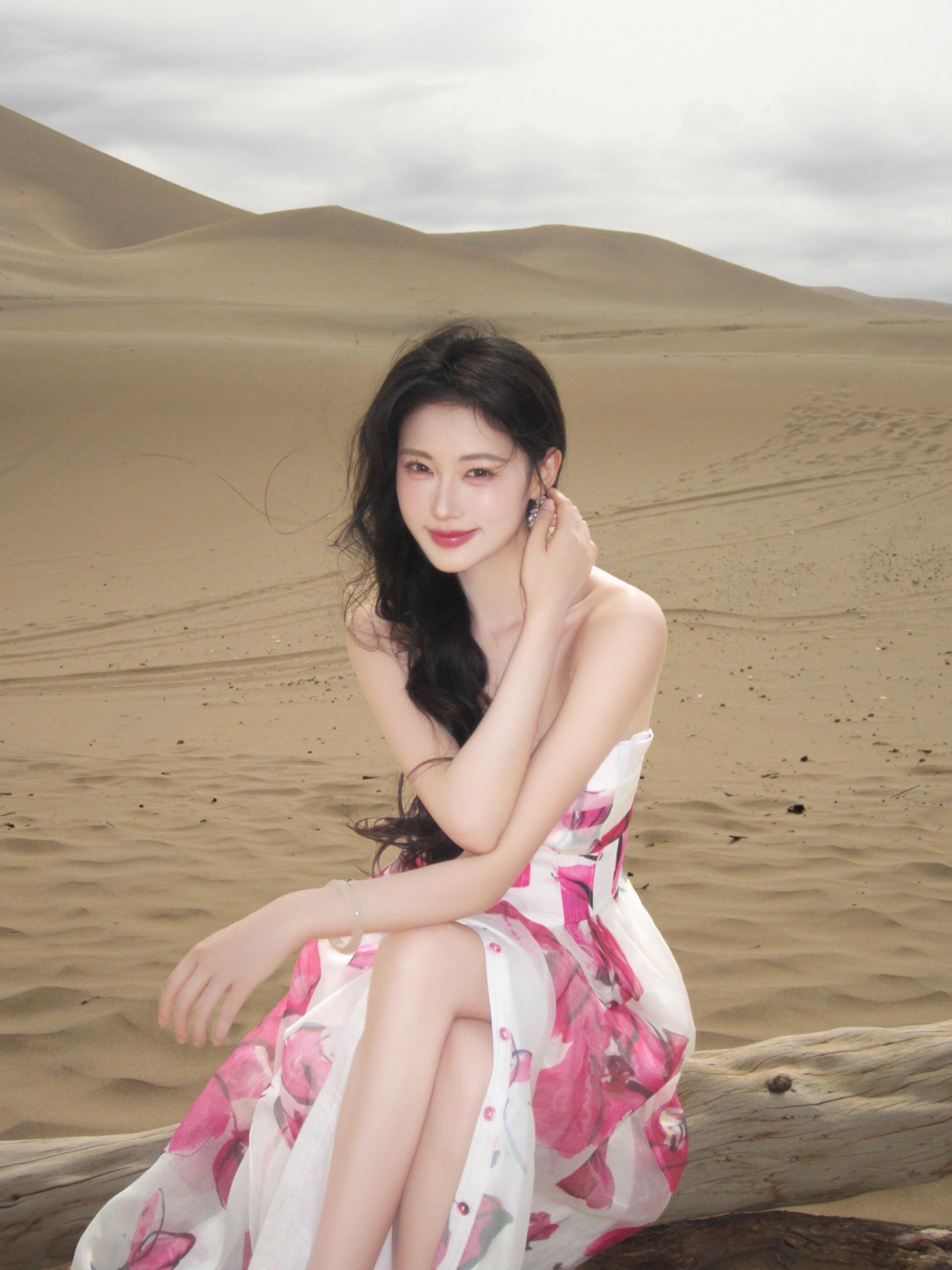 🏜️沙漠里长出了玫瑰。