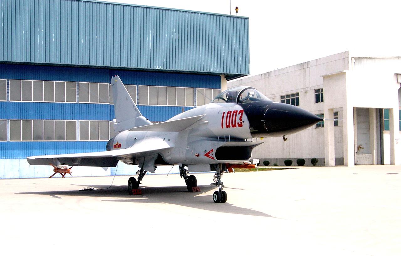 [呲牙笑]“黑头”歼-10——比较少见的歼-10原型机之一，1003号机。该