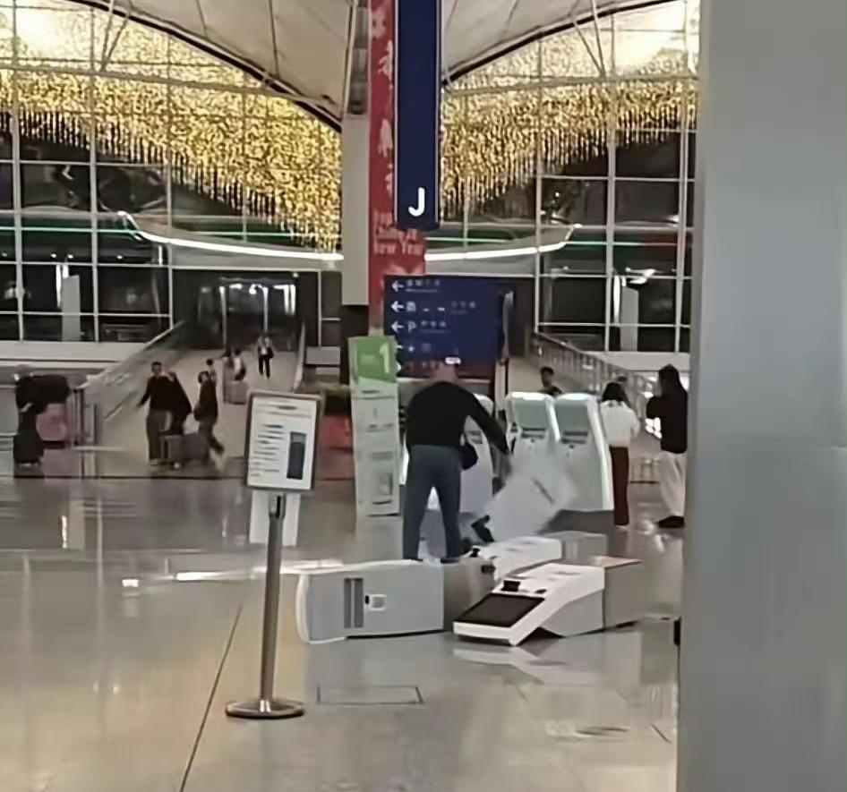 大过年的，香港机场出了这么一档子事，真是让人又生气又解气。一名35岁英国男