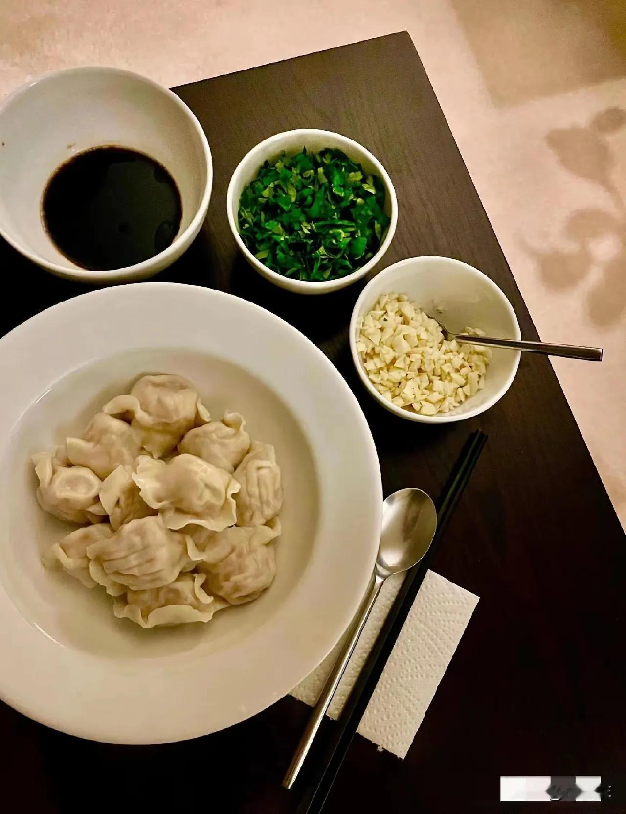 这就是年夜饭。简简单单一盘饺子，陈醋、蒜末、葱花。为什么如此寒酸？这可是全中国