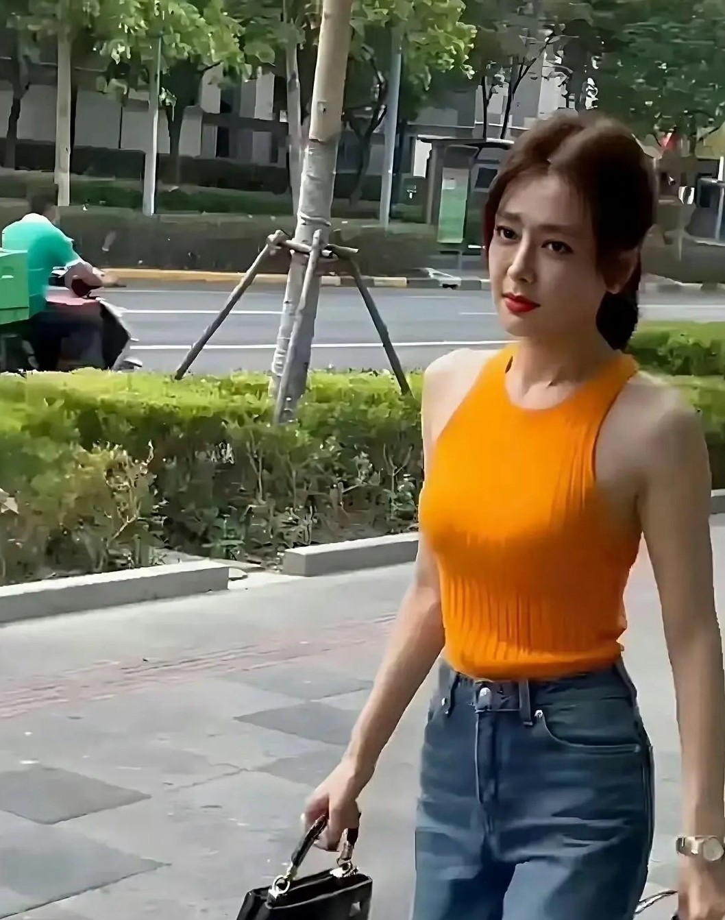 秦岚还是这么年轻，手里的包是什么牌子