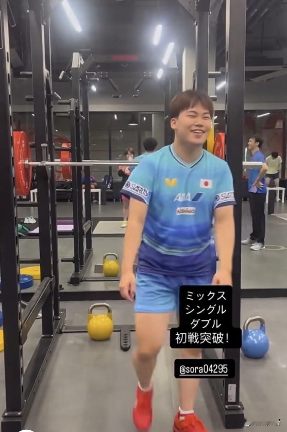 松岛辉空白天打比赛，晚上去吃北京烤鸭，顺便点了一碗豆汁儿，估计没喝过豆汁儿，也想