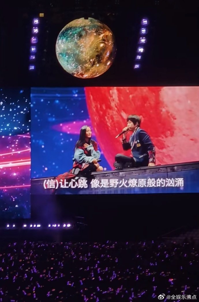 五月天上海演唱会嘉宾是陈粒陈粒一开口我直接鸡皮疙瘩掉一地！五月天《私奔到月球》合