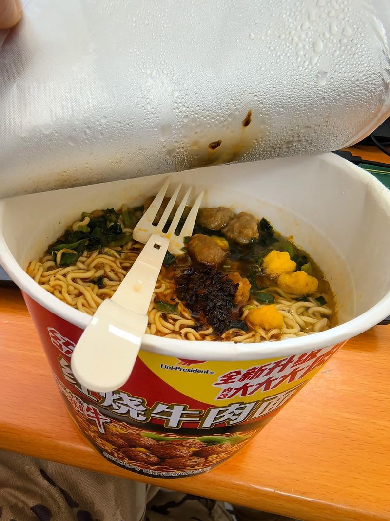 二月初七中午十二点，一家人吃午饭。儿子扒了一口饭，忽然说：“爸，我们班有个同学