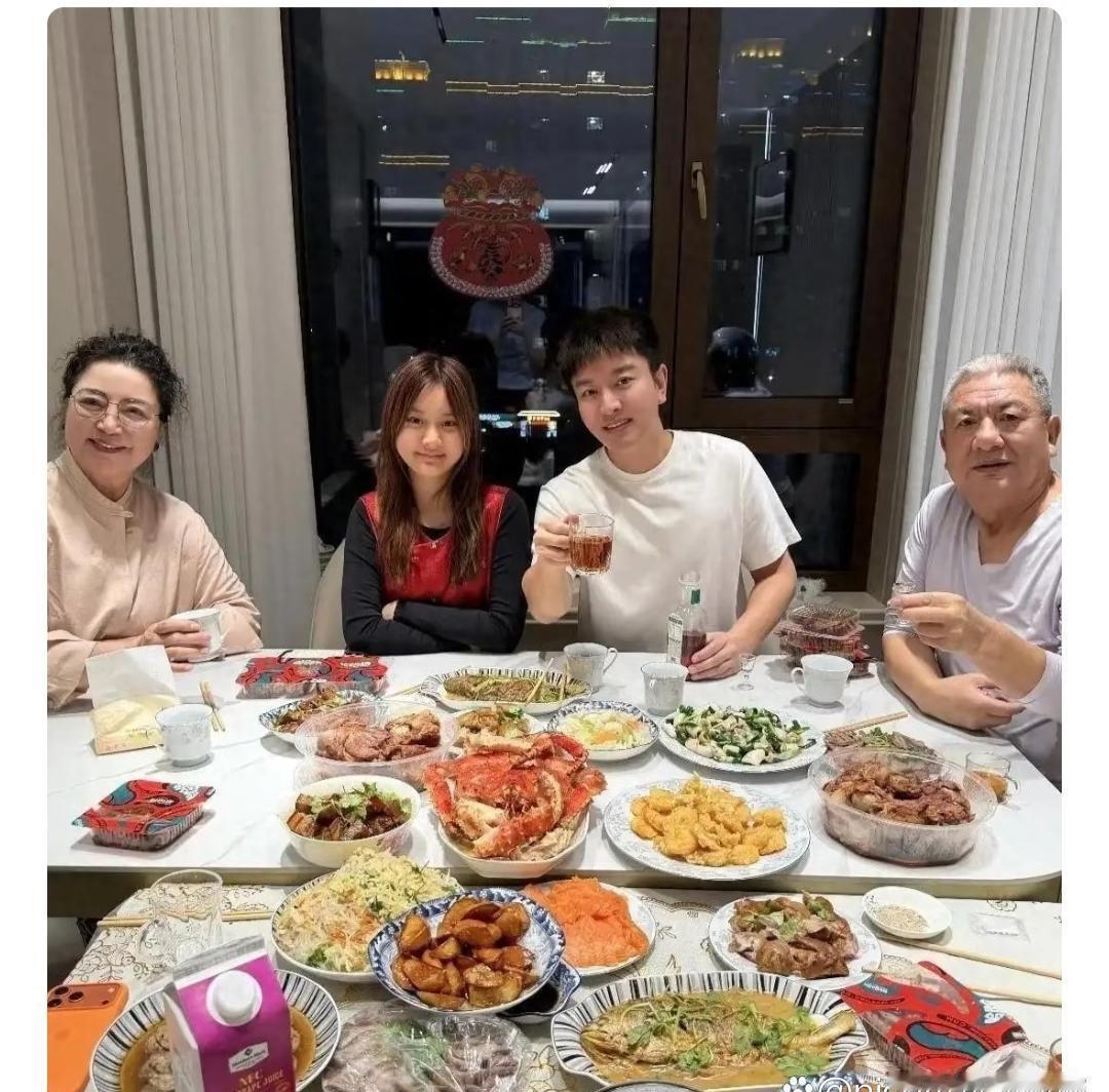 年夜饭桌上，甜馨一抬眼，全网都忘了贾乃亮在夹什么菜。这姑娘12岁，身高已经窜到