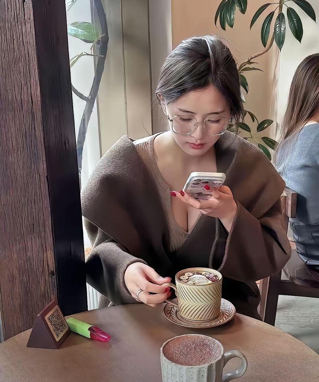 网恋奔现对方不丑但普通，这算不算翻车？谁懂啊兄弟们！网恋奔现没见光死，我却