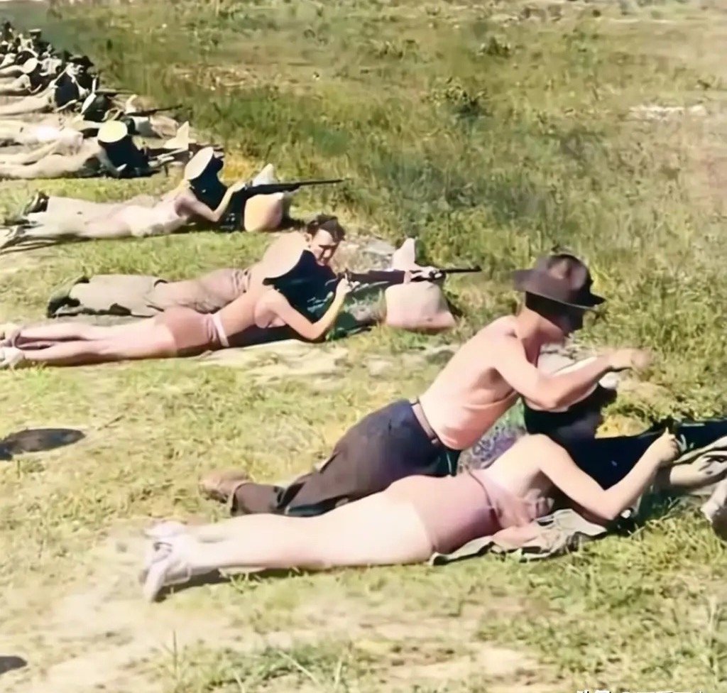 四十年代美国女兵的一对一单兵射击训练，面对面