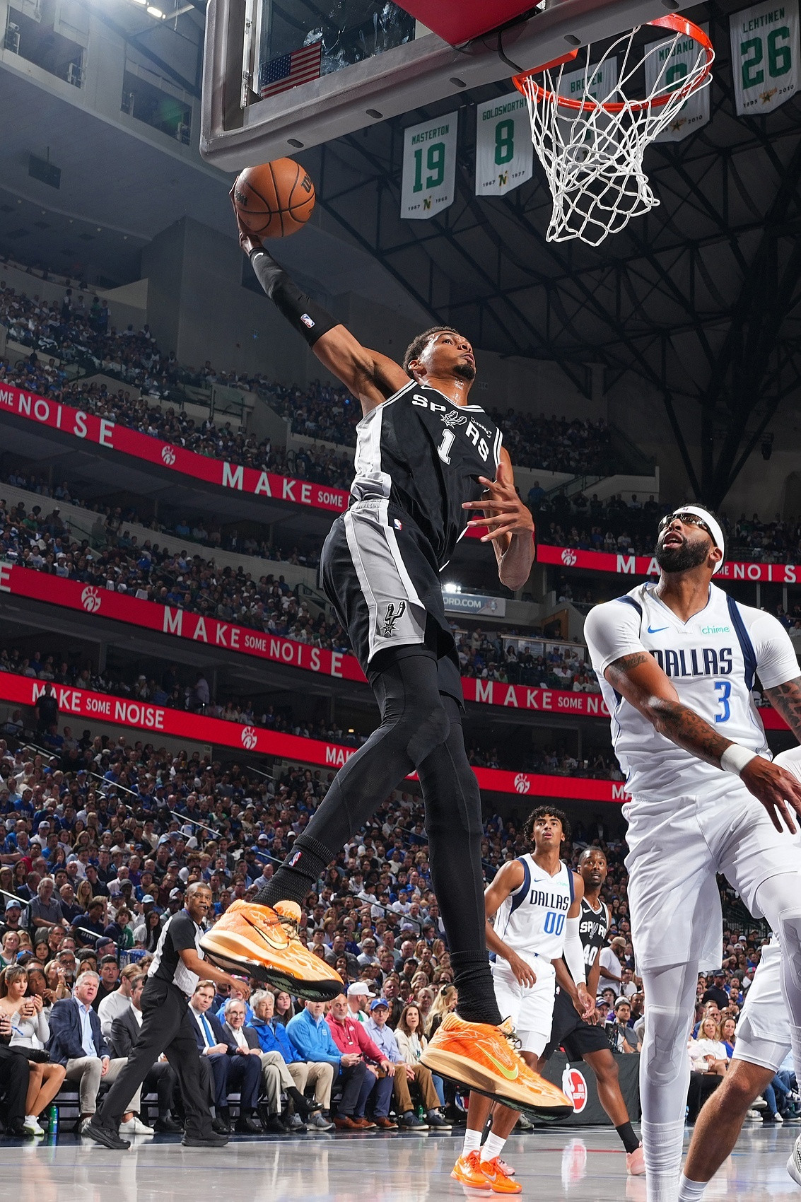 记者Stein在社媒上写道:“文班亚马在马刺更衣室外的走廊里还做了一组俯卧撑,