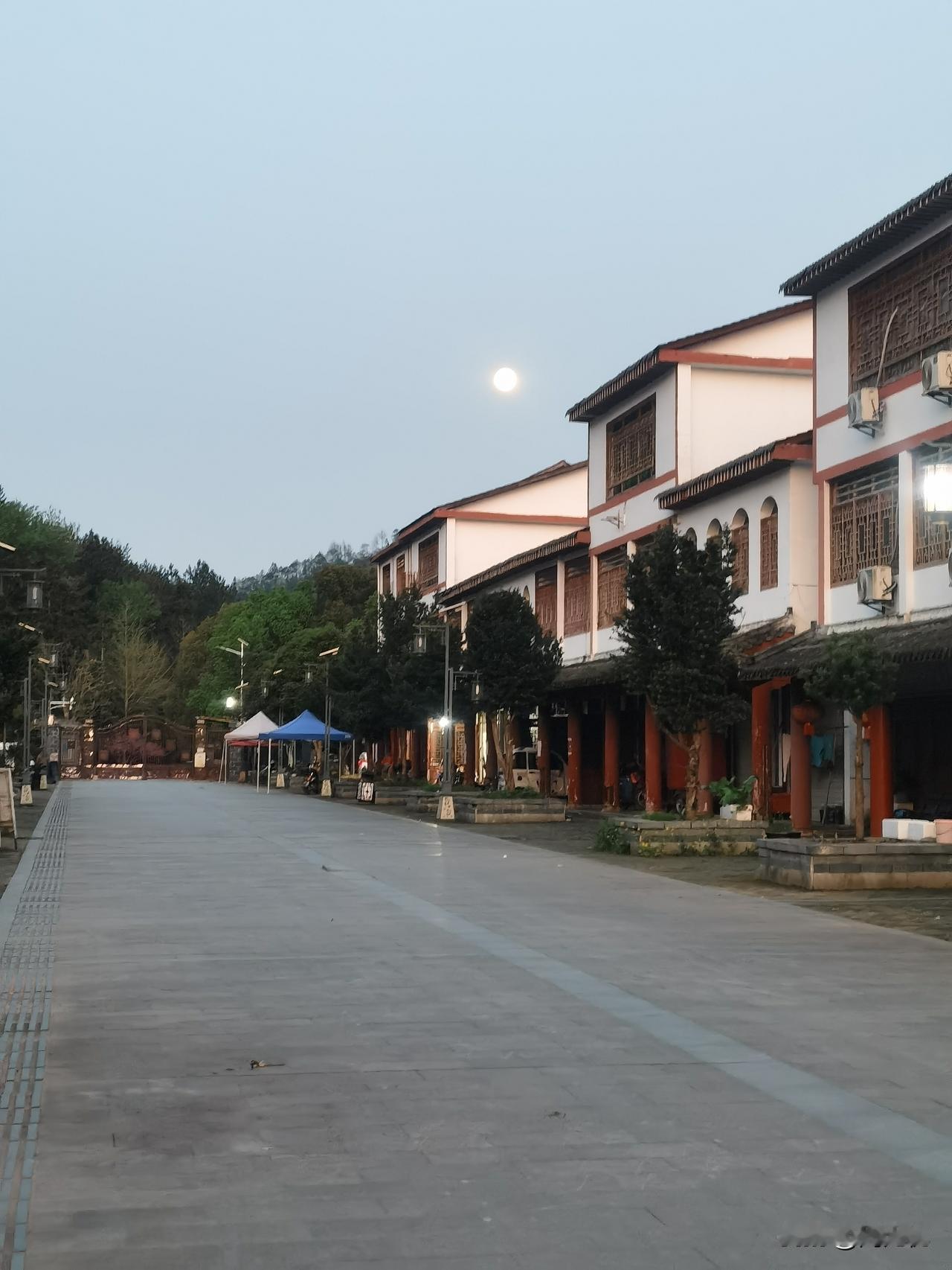 睡觉的床很重要。人，一辈子只睡过几张床吧。玄学上说，要想富，勤移铺。当你感