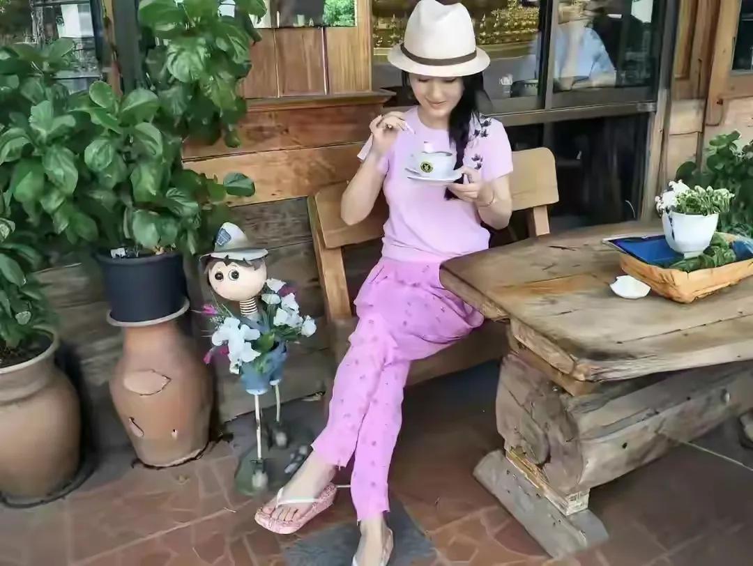 杨钰莹真是把生活过成了诗。50多岁的她，在自家花园喝咖啡的模样太让人羡慕。她穿