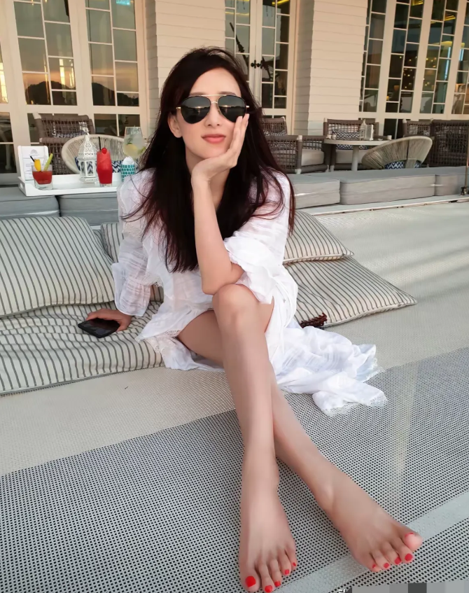 胡静，169cm，剪指甲盖的颜色是亮点！