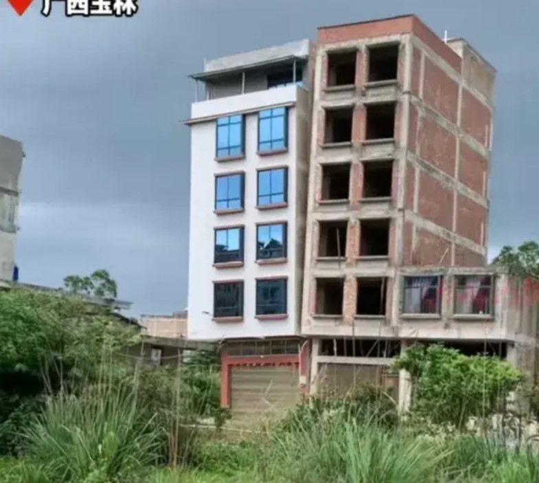 广西玉林那栋歪楼开始拆了，这效率可真是太快了，才曝光两天，就开始拆除了。其实在