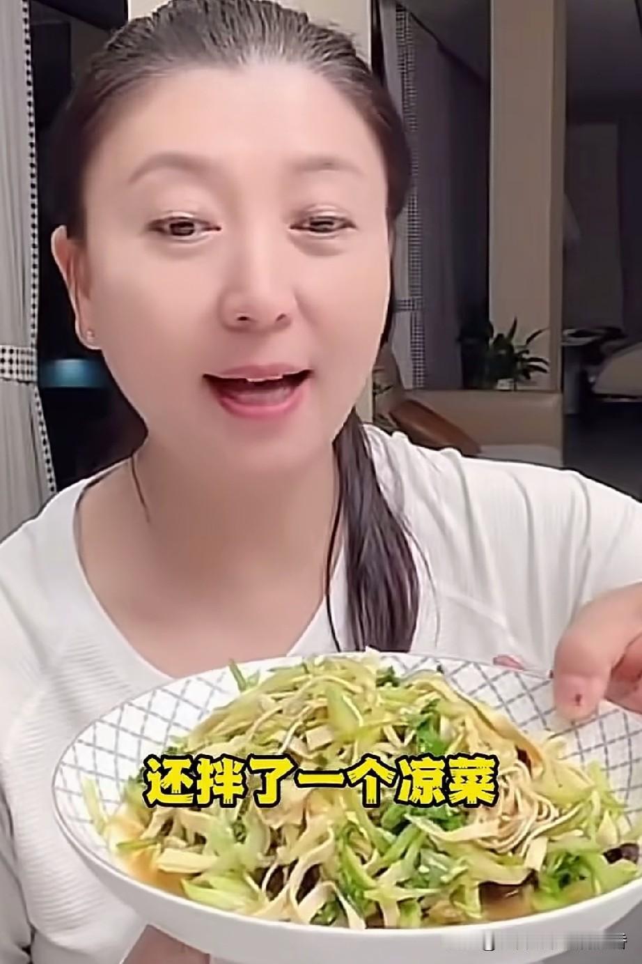 闫学晶在直播间又展示了她的厨艺，她向大家逐一介绍了自己的菜品，一盘花生米、一个凉