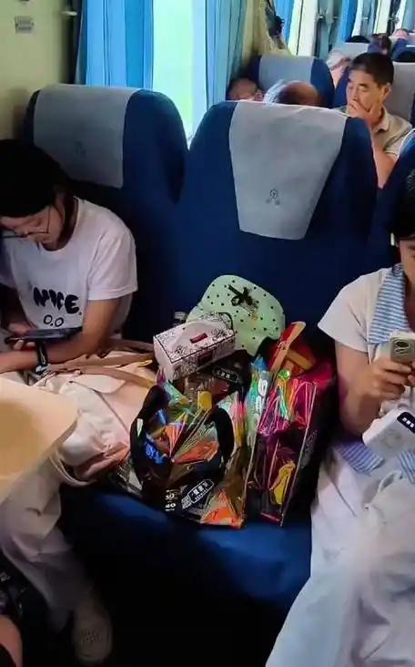 当“一人一票”遇上“一座一人”，买双份票放零食的女孩成了舆论靶心。她不愿让座