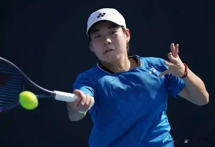 澳网赛场刮起白旋风北京时间1月18日，2026年澳网正赛女单第一轮，爆出惊天大