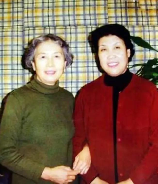 那年，“大寨精神”的传承人郭凤莲又一次见到了毛主席生前的秘书张玉凤。回首共和国那