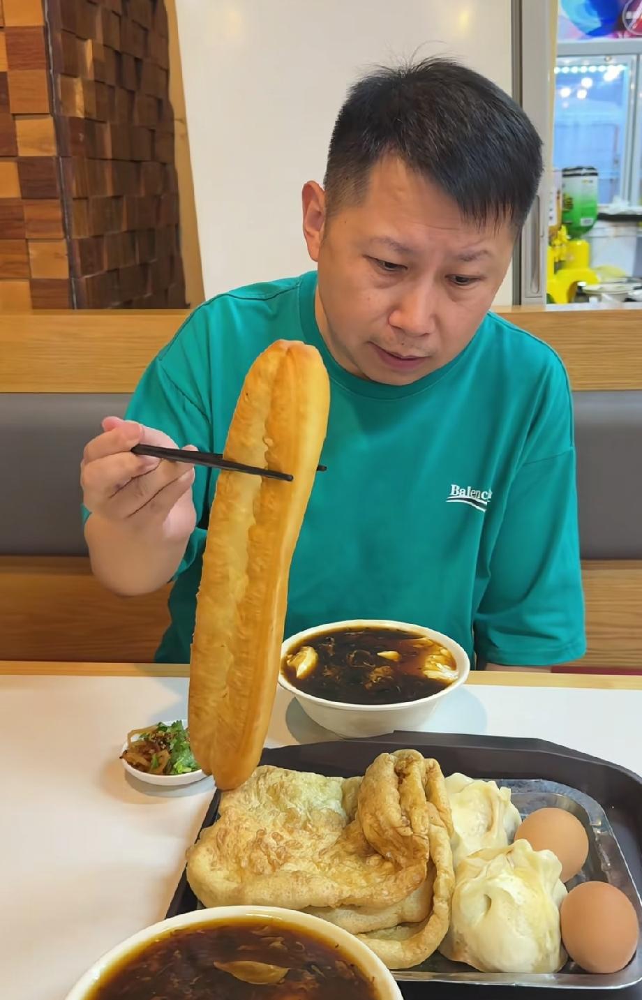 何云伟吃饭有个特点，吃到哪拍到哪。这不，吃个早餐，刚落座，还没吃一口，先拍视