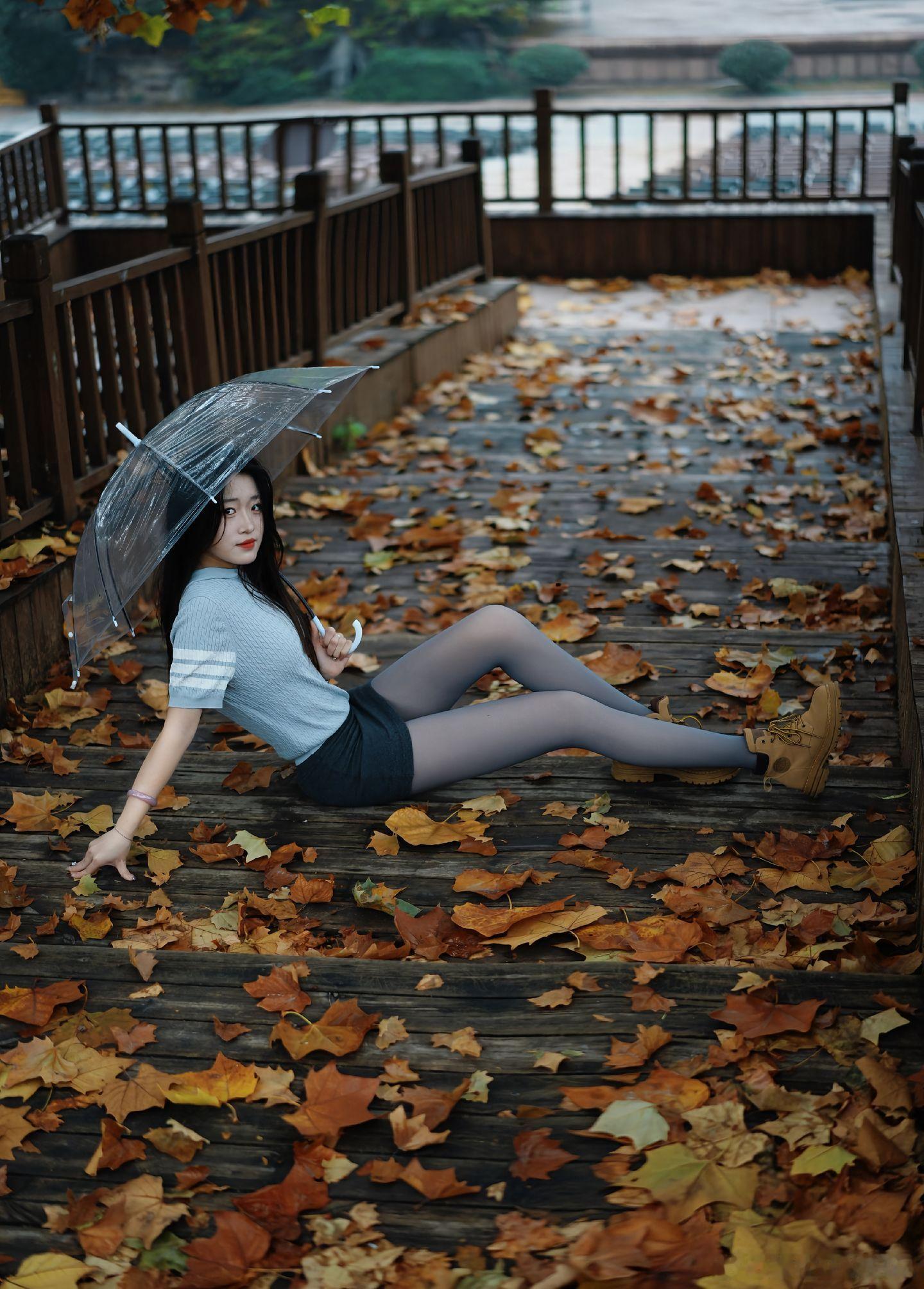 写真摄影日记栈道，落叶，美女美女绘梦长廊