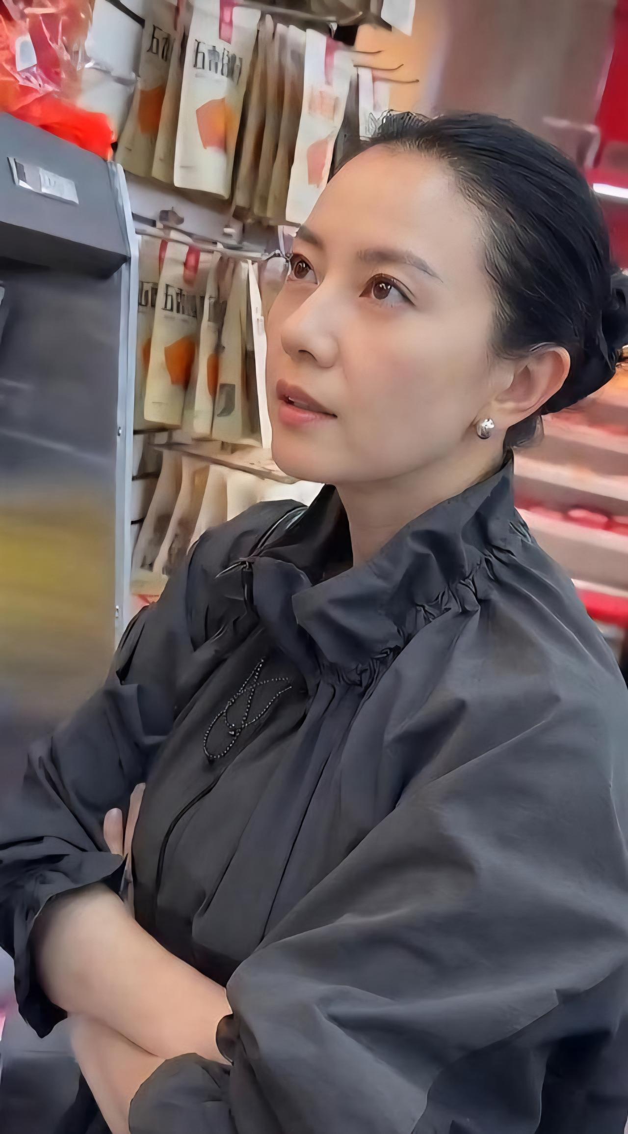 高圆圆素颜逛超市，年近50状态好到离谱！最近在北京的超市买东西的时候迎面走来了
