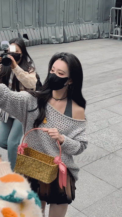 孟子义hi6上班发礼物孟子义真的把剧宣玩明白了，不是硬广是很有创意的安利。举牌