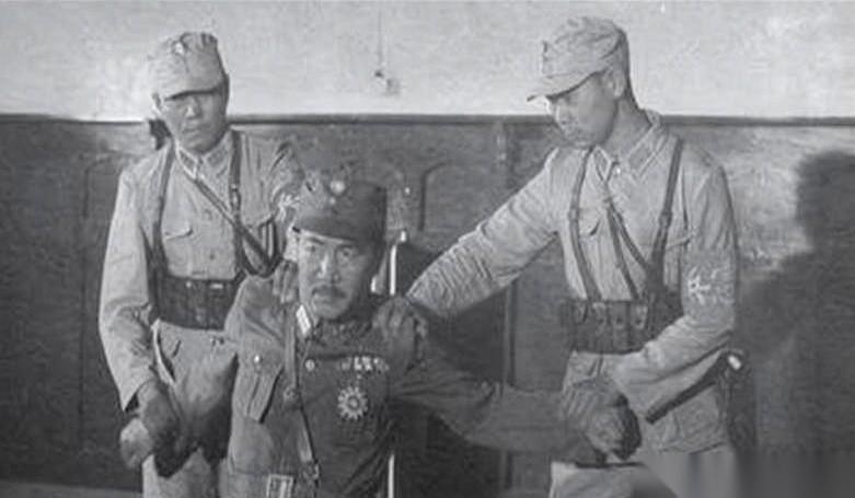 1938年，韩复榘被蒋介石当场扣下，整个军政圈都伸长了脖子，等着看一个人的反应—