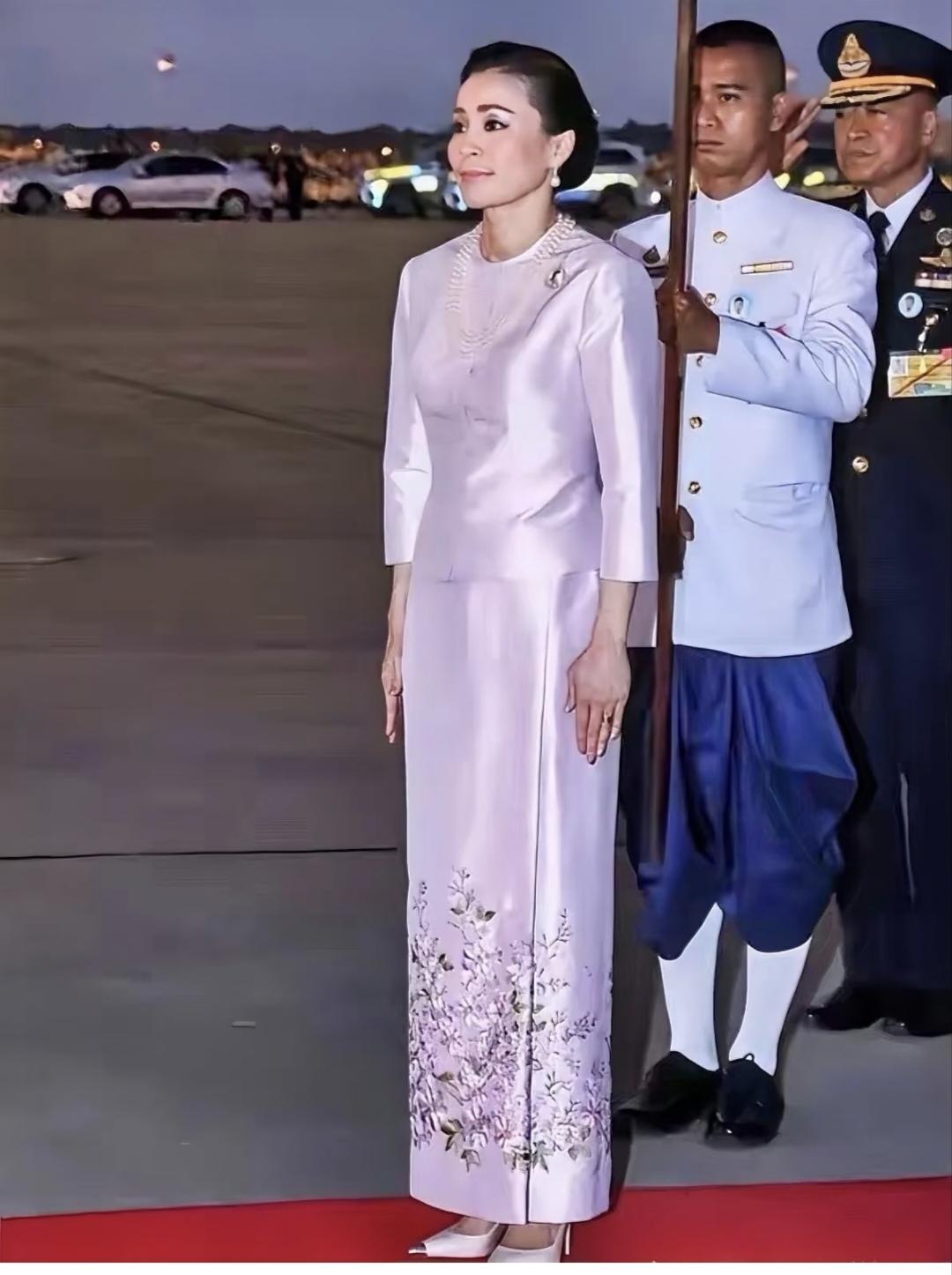 苏提达王后仪容仪表堪称典范，看看这是她在机场等候的情景。先说这站姿，笔管条直，头