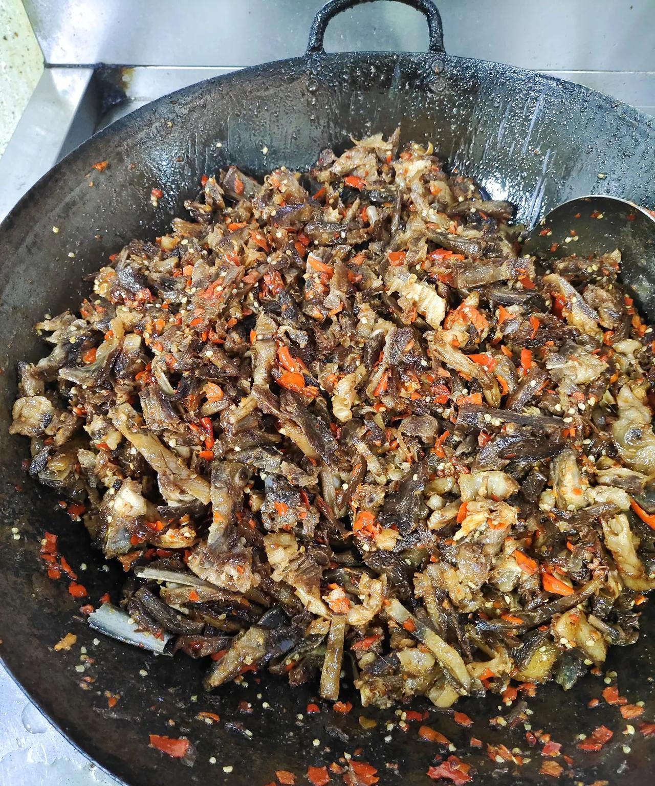 羊肉不吃新鲜的，必须要把肉风干，这就是我们老家吃羊肉的方法。每家饭店都有这道《