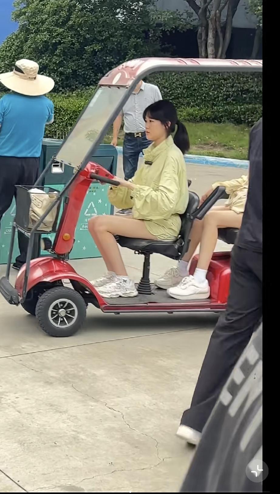 8月21日，陆毅一家4口到南京欢乐谷游玩，两个女儿近照曝光，老大像成年人，老二脸