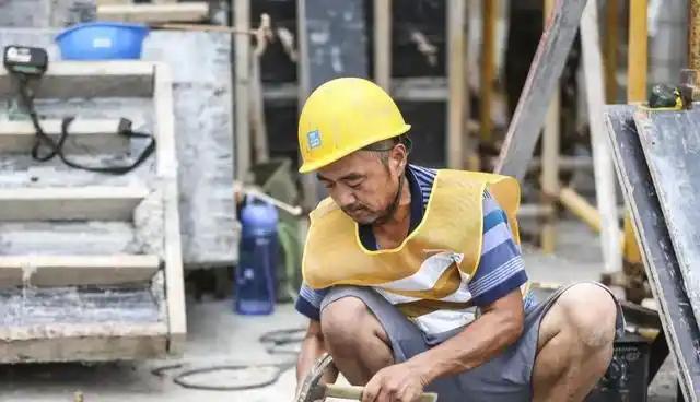 60岁后我不会出去打零工！首先，我有一份不错的退休金，足够我安享晚年，没有必要