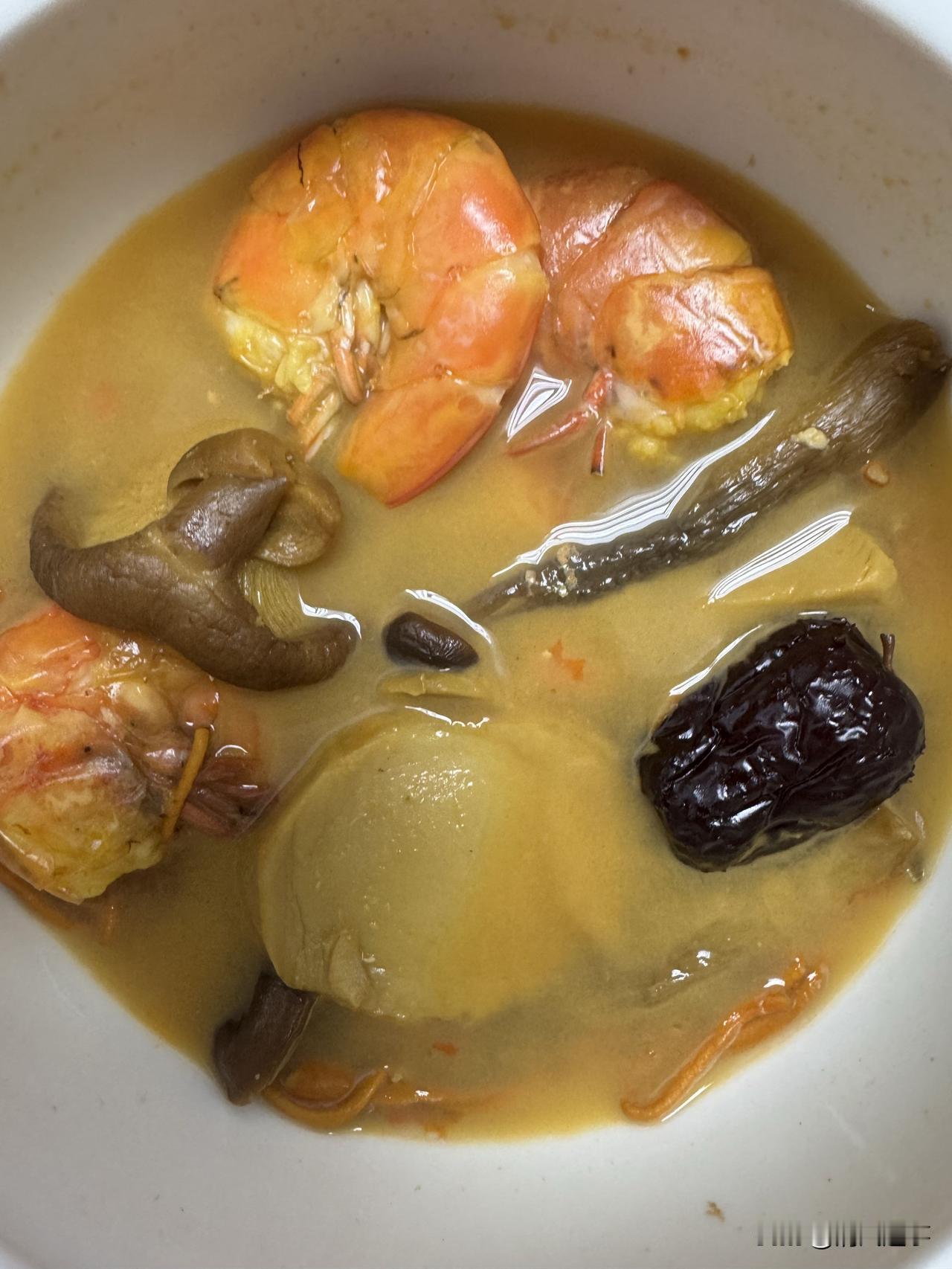 这碗汤里的“偷闲小奢侈”刚炖好的这碗汤一掀开盖，鲜味直接往鼻子里钻——大虾红