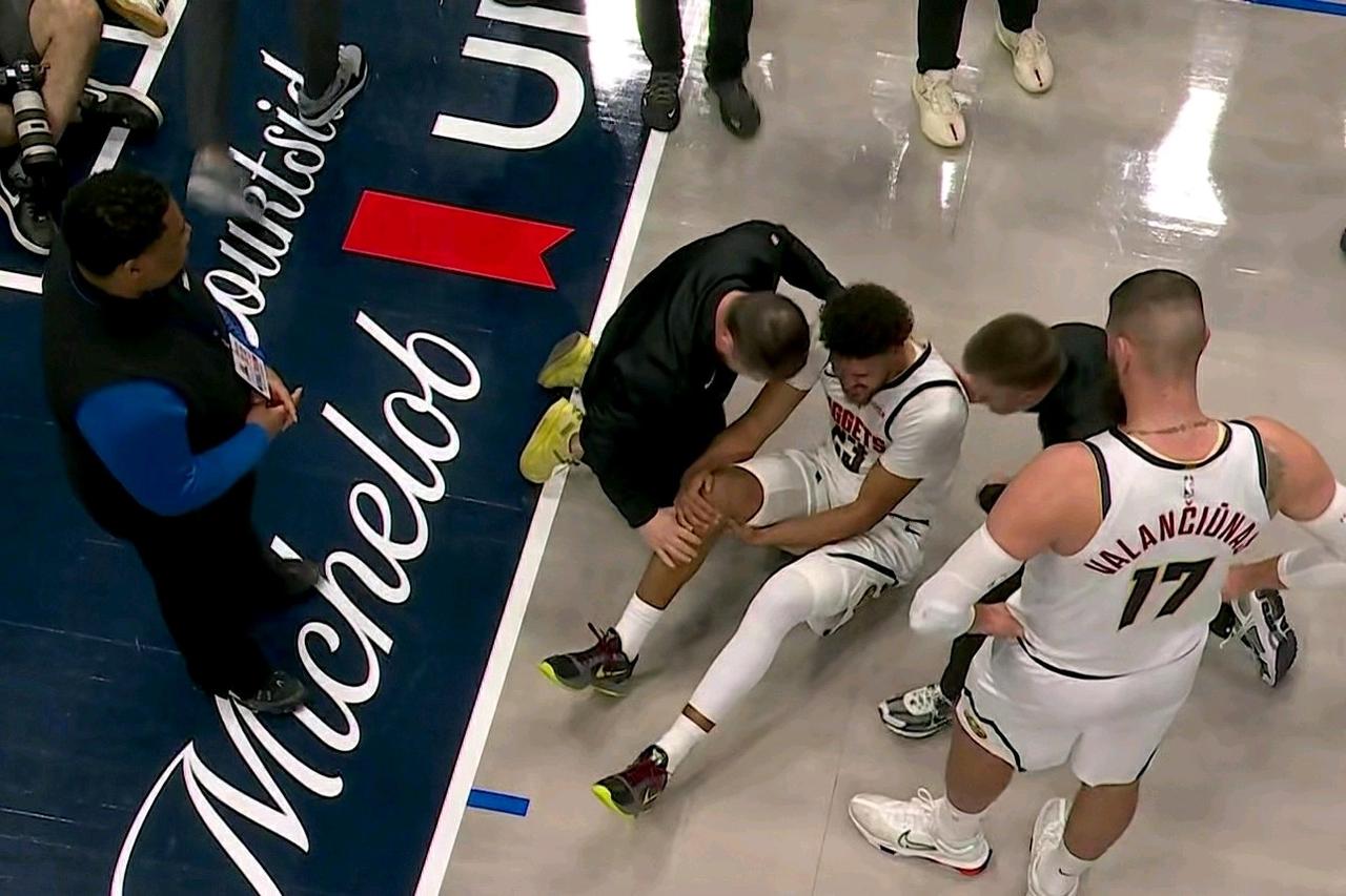 悲剧！约翰逊无对抗倒地痛苦离场！掘金要完了？在掘金客场打独行侠的末节的比赛中