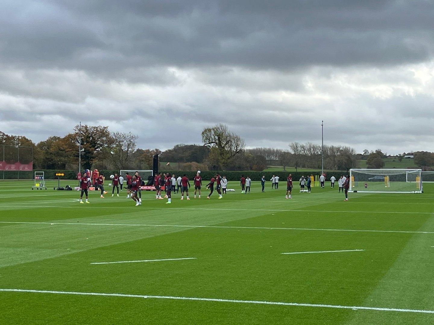 跟队记者CharlesWatts：约克雷斯和凯帕昨天没有参加训练。苏比门迪明天