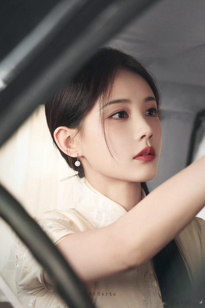 李一桐穿得越素刀得越狠素衣弱化攻击性，演技放大人物锋芒，李一桐这种外柔内狠的角色