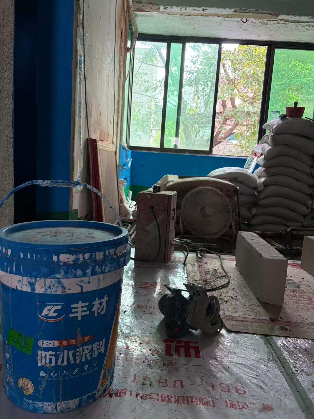 广东人装修的很多讲究，本质都是对抗潮湿。瓷砖上墙、重视厨卫防水，都是被渗水发霉的