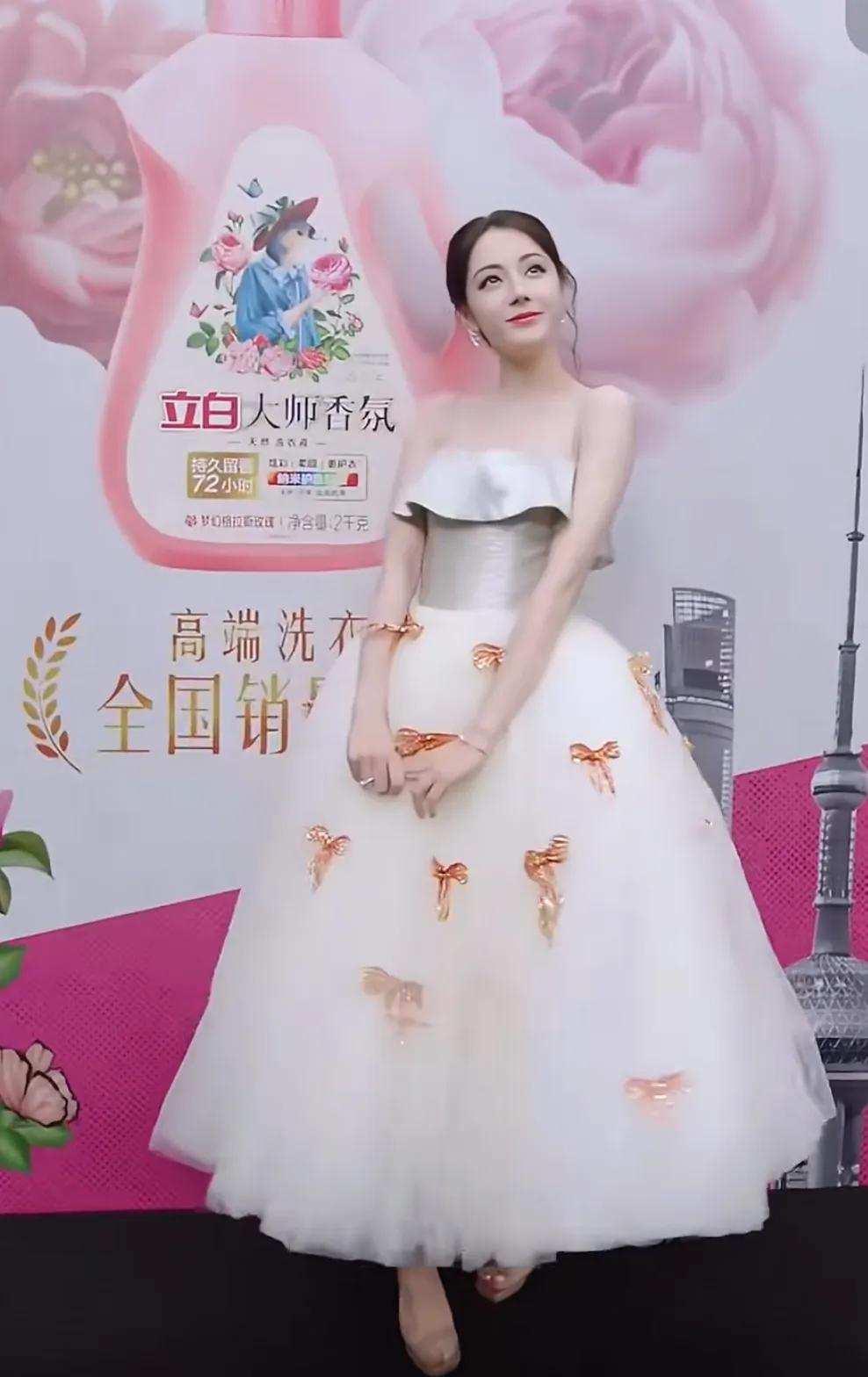 迪丽热巴最新活动造型只是仙女本仙吧她好像那个八音盒上的芭比娃娃超级美，像个