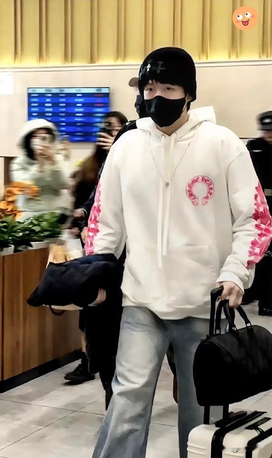 [红脸笑]王楚钦这就回北京了？刷到几张机场图，真给我看愣了。
