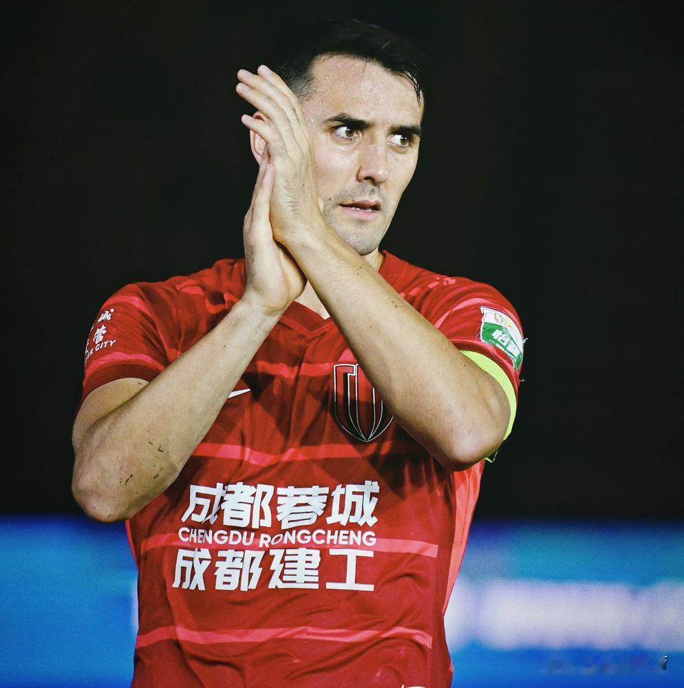 周定洋或许要离开了。昨晚赛后的一个细节已经让很多球迷感觉到了！在成都蓉城主场