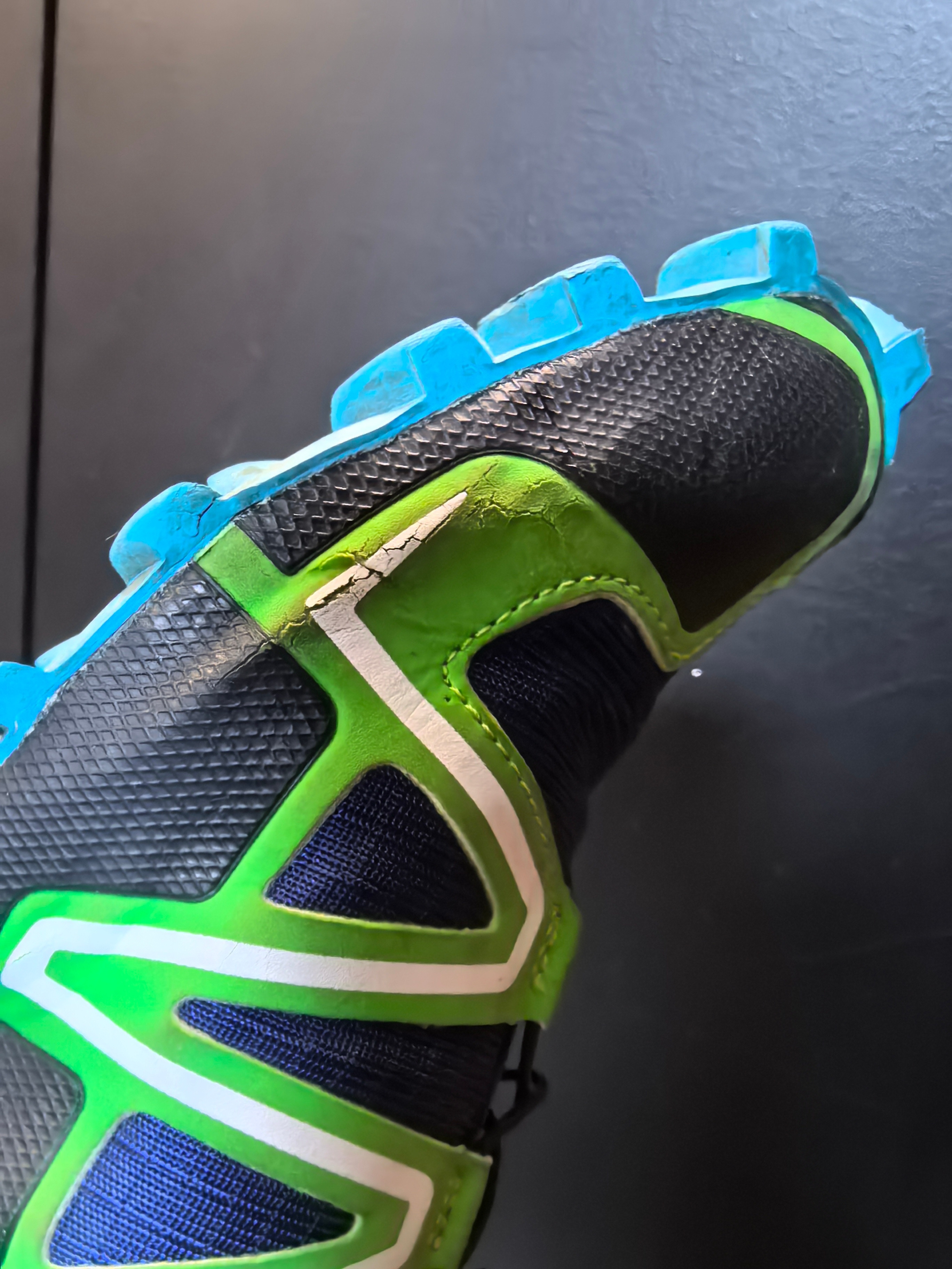 我强烈不推荐Salomon萨洛蒙的鞋，穿一穿这个位置就裂开，这个品牌以前并不贵，