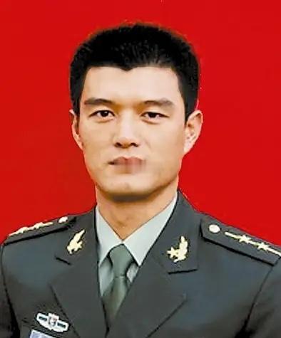 “看哭了！”女子从20米高坠落龙潭，被男子冒死救下！女子送锦旗时，男子却提了一个