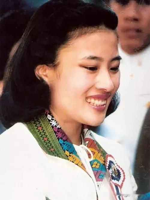 颂妃年轻时挺端庄淑女的，后来的她挺着大肚腩，全然没了年轻时美丽的影子。西拉米真美