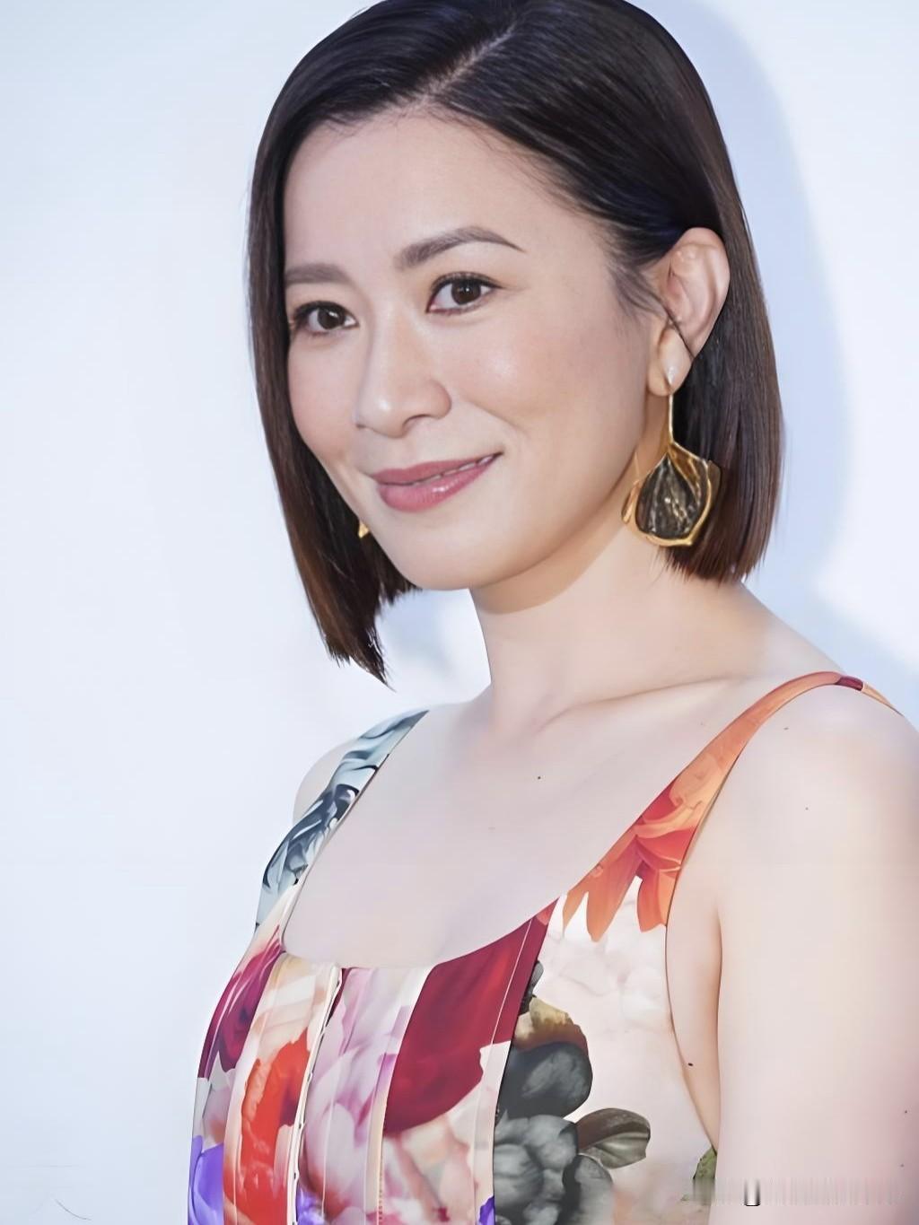 岁月从不败美人，佘诗曼以实力诠释优雅。戏里气场全开，戏外通透从容。无惧时光流转，
