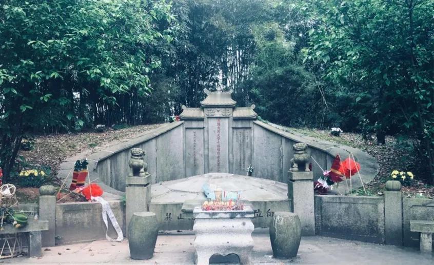 1977年，左宗棠的坟墓居然轰地一声就被炸毁了，远在新疆的王震听说之后勃然大怒，