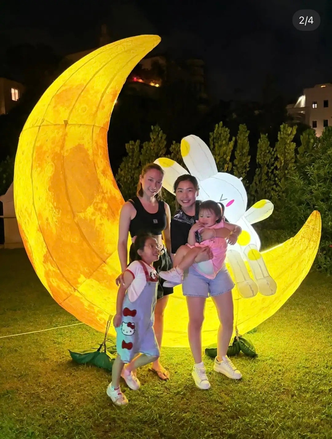 陈婉珍与子女居家过中秋，何超莲晒大宅外部景观，楼高四层好气派！​​​