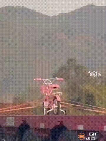 这就是伟大的父爱！一名女子在高速上，看见一辆大货车上面，居然只装载了一辆很小的