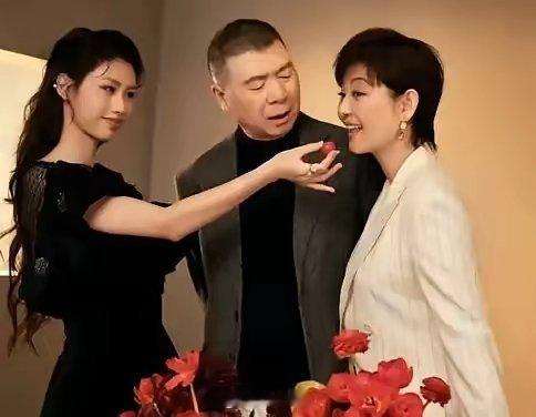 徐帆，泪崩了！6月17日，冯小刚执导的新电影《抓特务》在北京首映礼现场，作为老婆