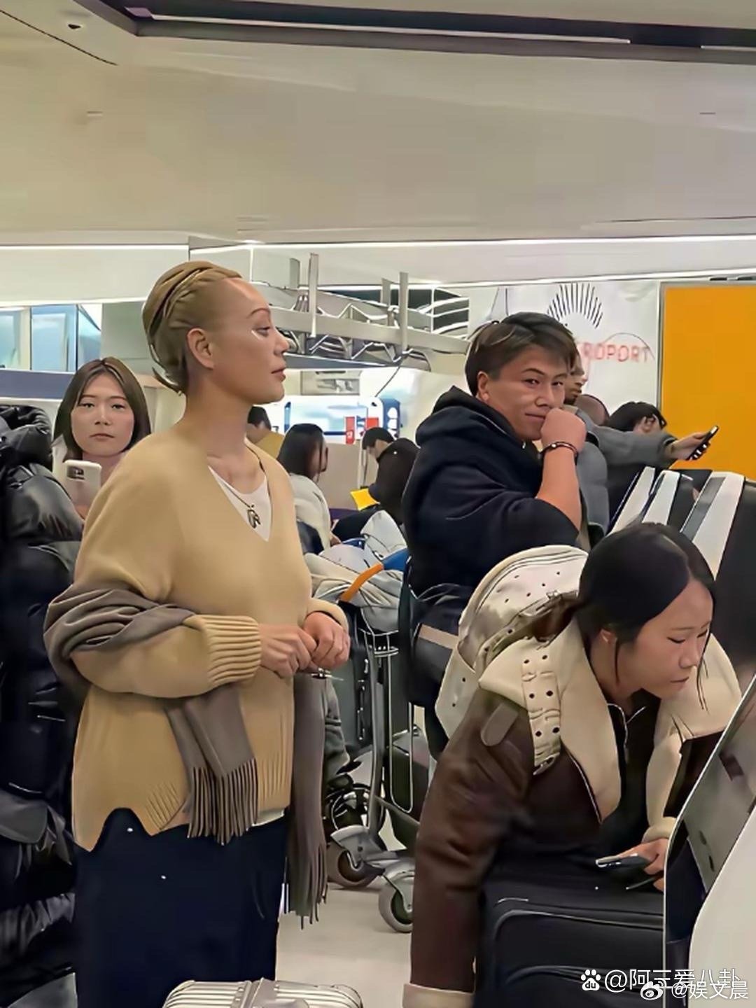 宁静这发型也太有个性了，头发剪得超短还不忘扎小揪，越活越随性叛逆，气场太飒啦