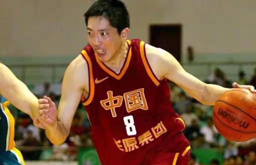 胡卫东生涯打了10个赛季赚了多少钱？第一份，3年赚了12万元，江苏男篮；