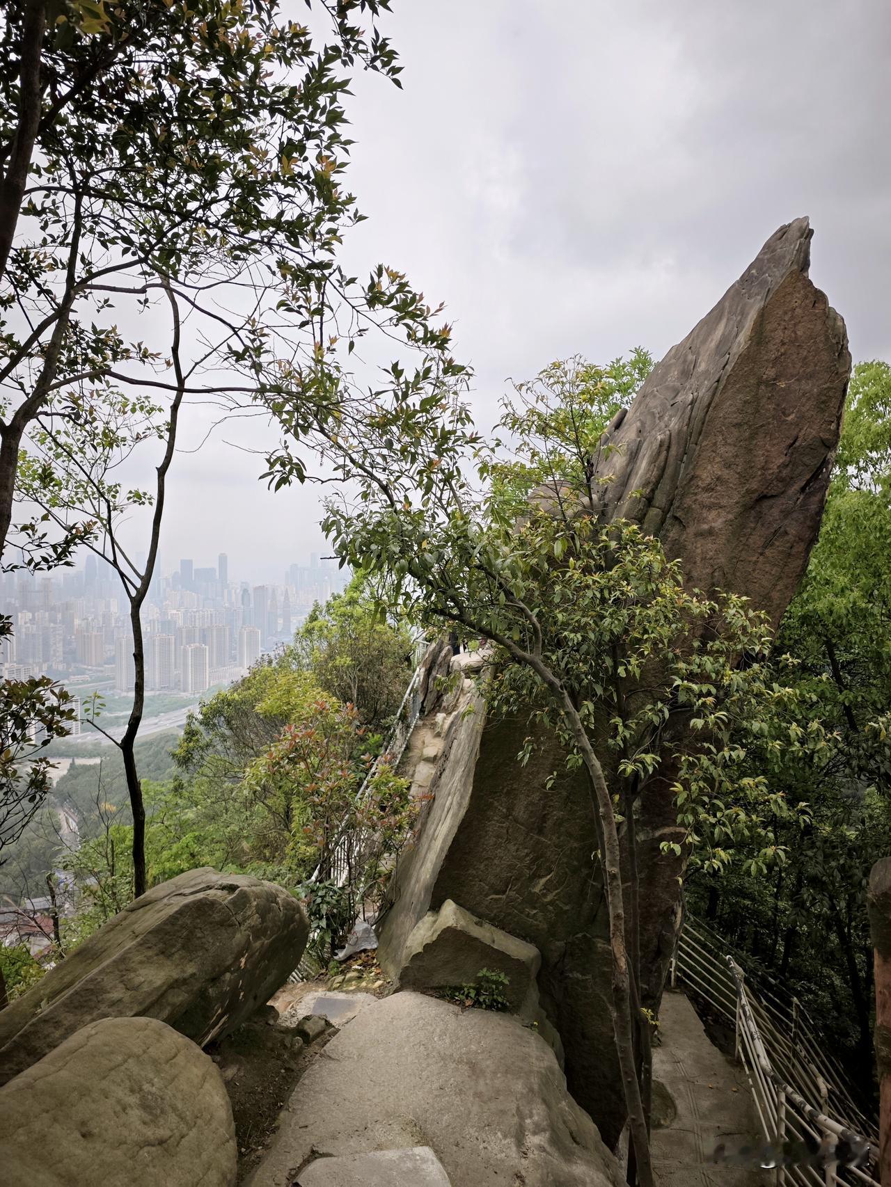 周末爬山，重庆南山。南岸上新街/轨道上浩站起，走石朝门古道进山。爬黄峰坡，经网